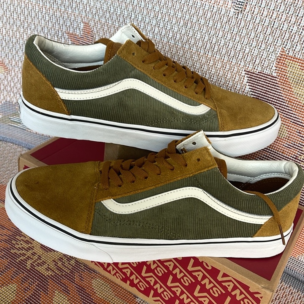 Vans Men’s Old Skool
Mini Cord Green/Brown
VN000ZNIT20A
Sneakers
Corduroy Shoe - Picture 13 of 16